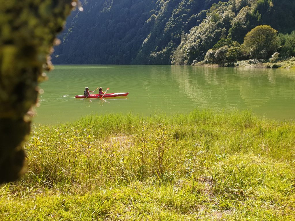 Andar de canoa nas Sete Cidades